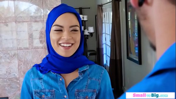Cewek Arab Kecil Mungil Digebrak Dua Pria Besar
