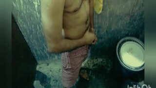 Bini Kakak Lihat Adik Ipar Lagi Col* Di Kamar Mandi