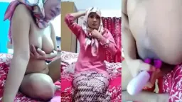 Hijab Nesia Ukhty Montok Colmek, Tapi Tangannya Nggak Berhenti Mainin Memek Basah Sendiri.