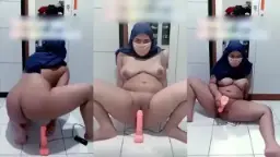 Tante Jilboobs Si Milf Goyang Sambil Colmek Pake Dildo Basah