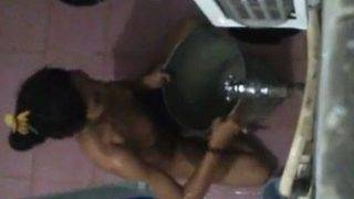 Tonton Video Pembantu India Mandi, Ngintip Aksi Hotnya Yang Bikin Tegang!