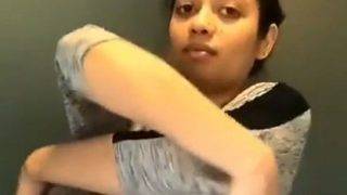 Video Nisha Buka Baju Tshirt Desi, Hot Dan Memek Basah
