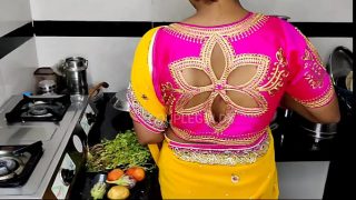 Saat Di Dapur, Mertua Lagi Digaruk Adik Ipar, Mertua Perempuannya Lagi Ke Pasar.