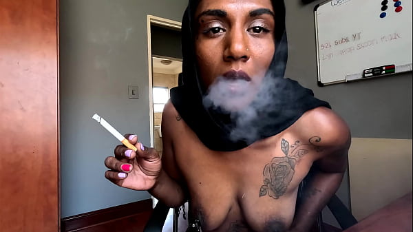 Desi Pake Hijab Ngebul Sambil Pake Jepitan Pentil.