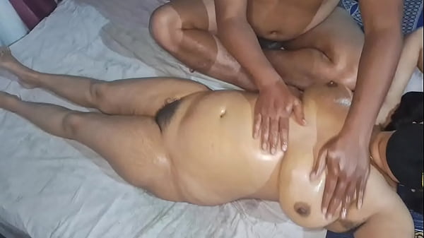 Desi Indian Bhabhi Bugil Total Dipijat Sambil Crot Terus.