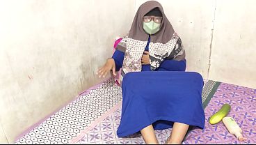 Cewek Hijab Indonesia Lagi Mainin Diri Sendiri Sambil Nahan Nafsu.