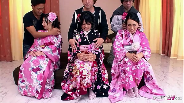 Langka! Pesta Seks Jepang Dengan Tiga Abg Jav Menggoda, Bulu Memek Basah Dan Menggairahkan