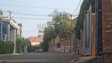 Ini Mom Arab Ngebetin Memek Di Luar Rumah Deket Jalanan