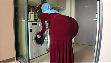 Ibu Tiri Berhijab Kena Tatapan Nakalku Di Bokongnya Yang Montok.