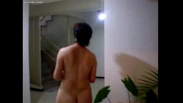 Ibu-ibu China Montok Siram Tanaman Sambil Goyangin Pantat Basah.