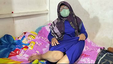 Wanita Berhijab Lagi Mainin Diri Sendiri, Enak Banget Rasanya.