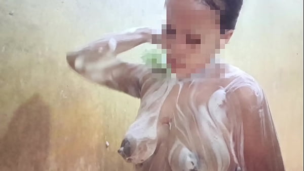 Lihatin Aku Mandi, Sayang, Biar Basah Kena Liurnya Nafsumu.