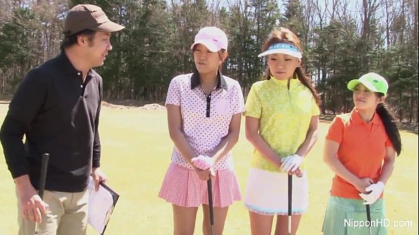 Cewek Asia Muda Main Golf Tanpa Busana, Memamerkan Tubuh Seksi Di Lapangan.