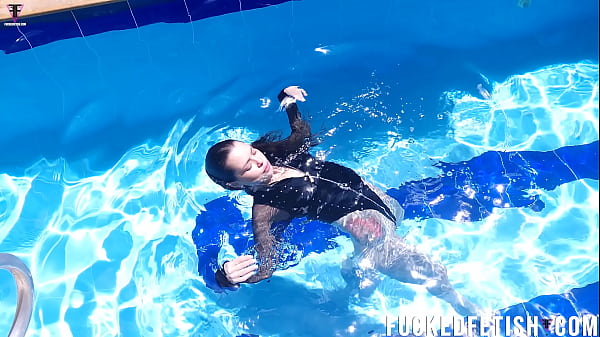 Jessica Bunny Berenang Di Kolam, Basah Kuyup, Gerakan Menggoda Bikin Pengen Ikut Nyemplung.