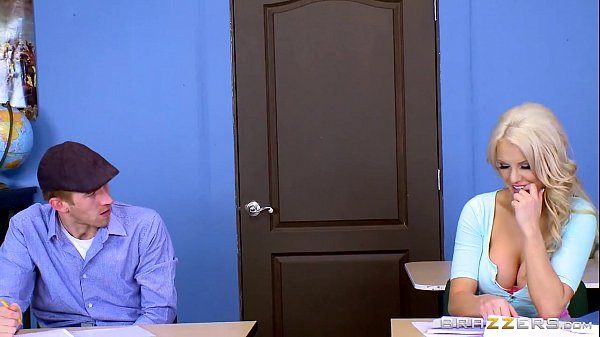 Sekolah Panas, Kenzie Taylor Pamer Dada Besar Bikin Ngiler